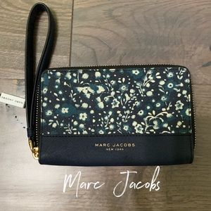 NWT: Marc Jacobs Wristlet in Leather Peacoat Multi